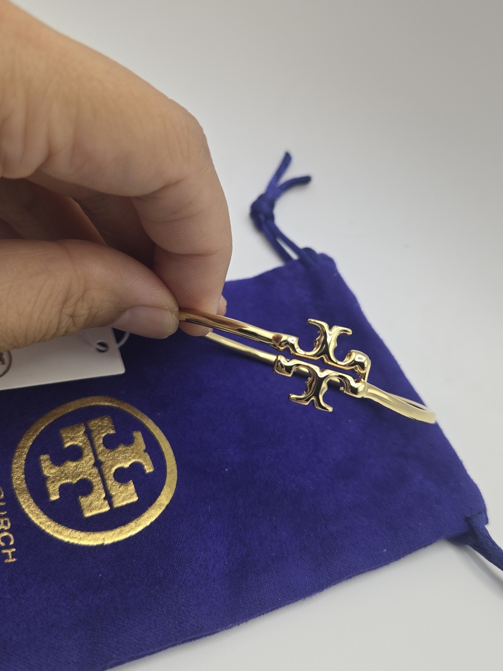 New Tory Burch Gold Logo Hinge Bangle With Purple Pouch NWT - Picture 2 of 4